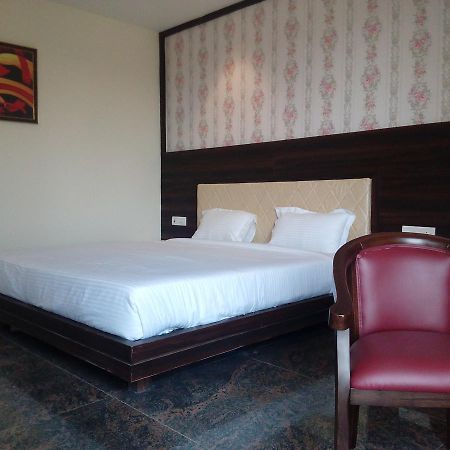 Готель Rewa Residency Екстер'єр фото