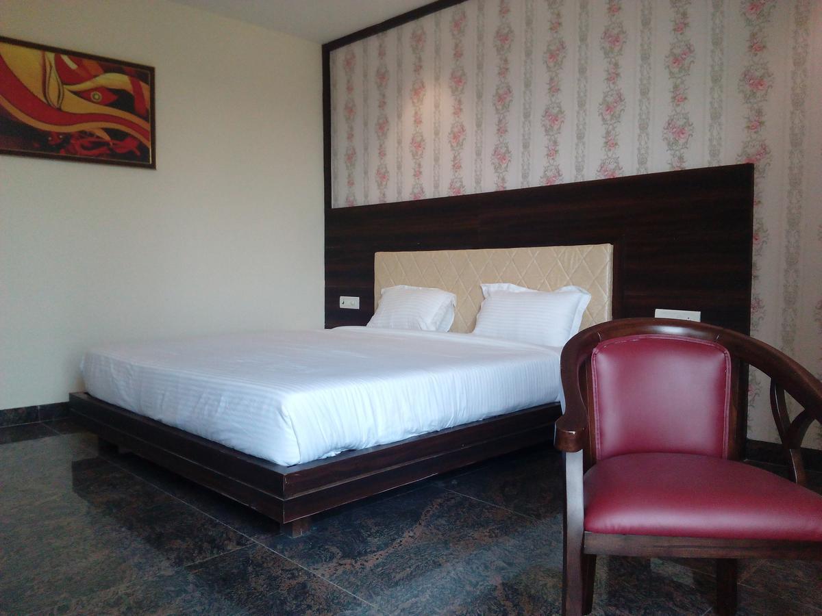 Готель Rewa Residency Екстер'єр фото